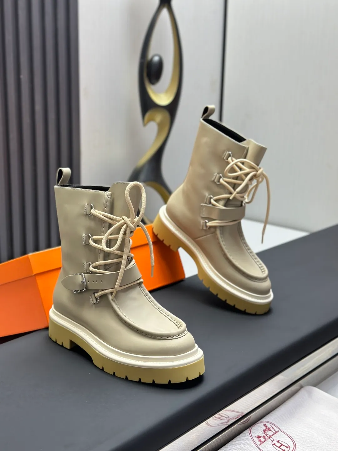 👟👟Ex-factory price 820👟👟 Hermes Martin boots fe new arrival~ Autumn and winter new Bouncing Martin boots casual shoes, the most comfortable shoes from Hermès, no one else⃣️, very light on the feet and good-looking, you will not feel tired when you go shopping and running around👍 The cowhide stitching feels good, very beautiful and versatile, very light and comfortable Hermès GD9321 is perfect for both sports and leisure. It feels great when you step on it! ✔️Fabric: Imported cowhide ✔️Inner lining: Imported silk sheepskin for lining insoles ✔️Outsole: Seamless combination of IP+TPU (multi-color letters) German technology irradiation machine ✔️Size: #35-40 code 🎁Top quality, simultaneous full set of packaging